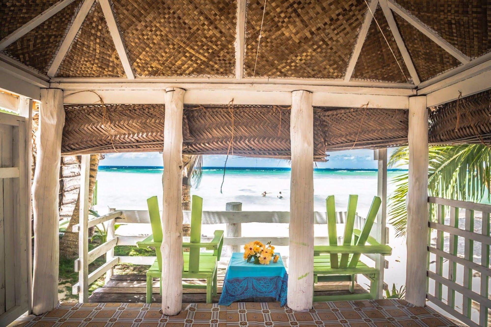 Tailua Beach Fales Manase Kültér fotó